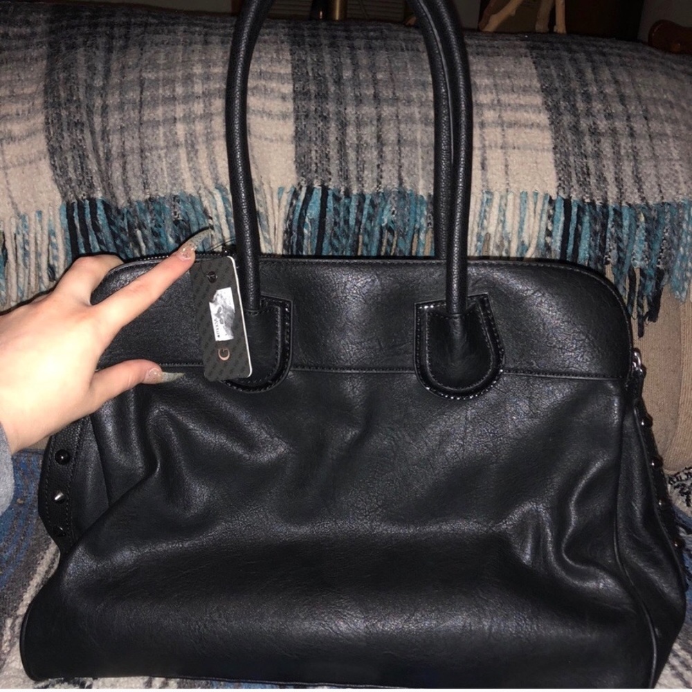 ✨GUESS handbag✨ - Picture 2 of 4